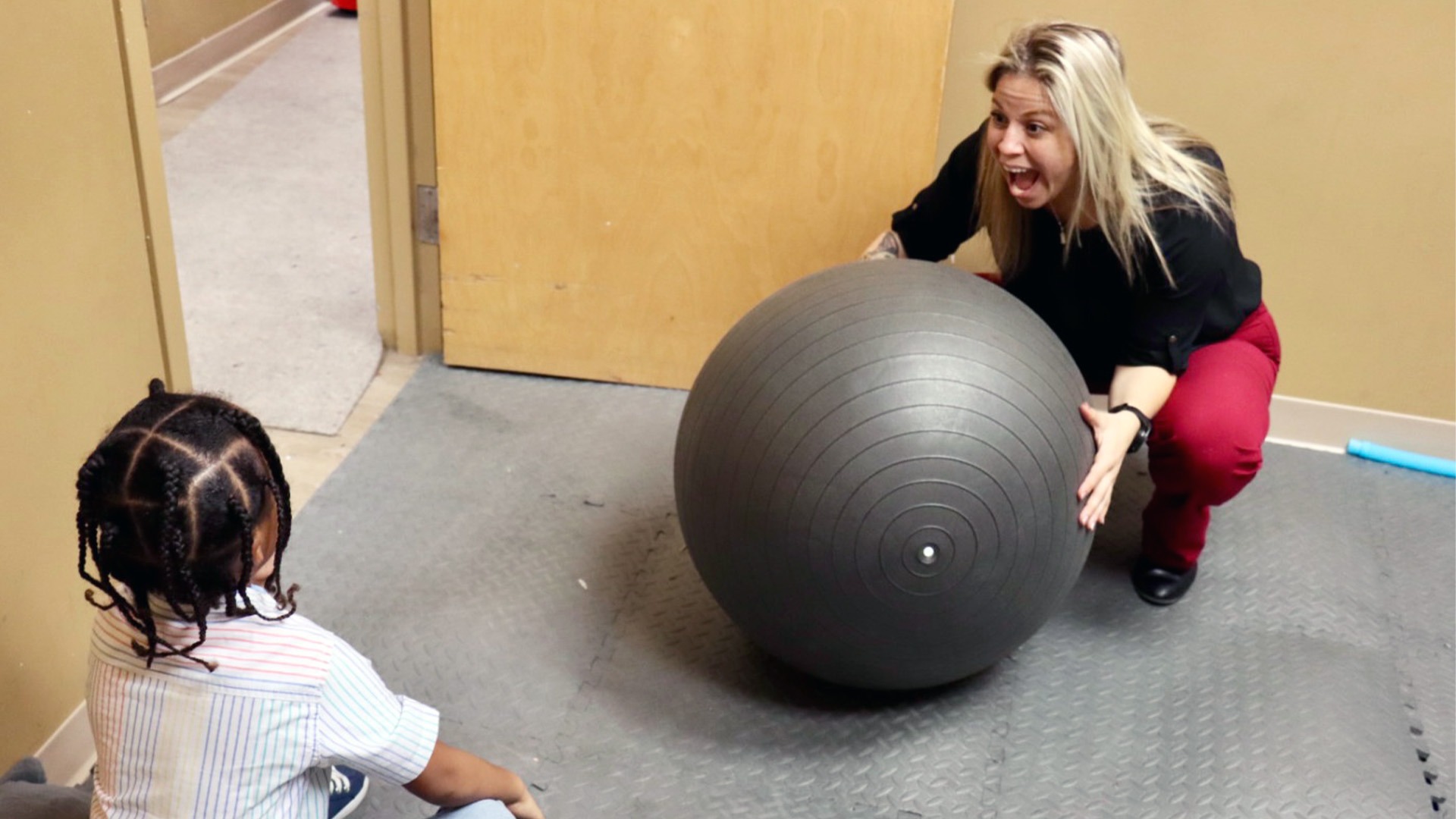 J.M., en un programa privado de educación especial pagado por el distrito escolar de Newark, en una sesión con una pelota de ejercicio. Su madre dice que la directora de admisiones le dijo que el traslado desde Newark fue algo poco común. (Foto de John Mooney/NJ Spotlight News)