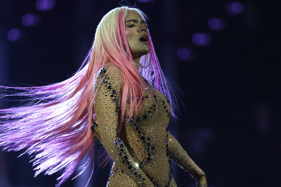 Fotografía de archivo, tomada el 20/07/2024, que muestra a la cantante y compositora colombiana Karol G durante su actuación en el estadio Santiago Bernabéu, en Madrid. EFE / J.P.Gandul.