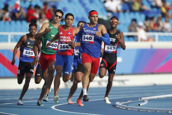 Ryan Sánchez (c) de puerto Rico, Ferdy Agramonte (c-i) de República Dominicana y Jesús López (2-i) de México, en la final de los 800 metros en Santo Domingo 2026. EFE/Rodrigo Sura