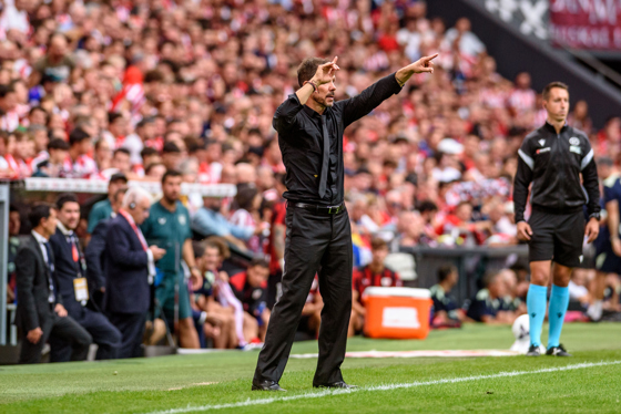 Fotografía del pasado 5 de septiembre, en la que puede verse al entrenador del Atlético de Madrid, Diego Simeone, durante el partido de la jornada 4 de Liga disputado contra el Athletic Club. EFE/ Javier Zorrilla