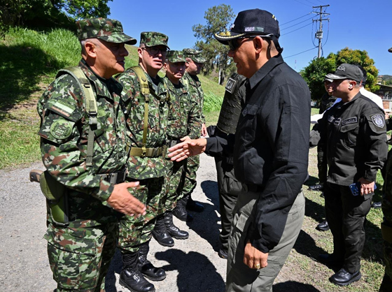 Fotografía cedida por el ministerio de Defensa de Colombia que muestra a su titular Jorge Eduardo Mora (d), saludando a militares esta sábado, durante su vista a Ocaña (Colombia). EFE/ Ministerio de Defensa