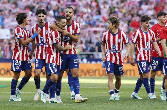 Los jugadores del Atlético de Madrid celebran la victoria tras el partido de LaLiga EA Sports entre Atlético de Madrid y Real Madrid celebrado este domingo en el del estadio Riyadh Air Metropolitano de la capital española. EFE/ Ballesteros