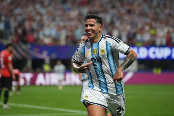 Enzo juega para el Manchester City. Enzo juega para el Manchester City.