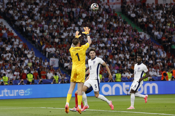 Fotografía de archivo del 14 de julio de 2024, en la que puede verse al portero de la selección de Inglaterra Jordan Pickford en acción durante el encuentro correspondiente a la final de la Eurocopa que disputaron España e Inglaterra en Berlín. EFE /J.J. Guillén