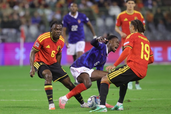 El jugador belga (I-D) Romeo Lavia, el francés Eduardo Camavinga of y el belga Diego Moreira durante el segundo partido de la UEFA Nations League que han jugado Bélgica y Francia en Bruselas.EFE/EPA/OLIVIER MATTHYS
