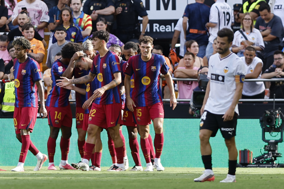 El jugador del Barcelona Pedro González "Pedri", celebra su gol contra el Valencia, durante el partido de la jornada 4 de LaLiga entre Valencia y Barcelona, este domingo en el estadio de Mestalla.EFE/ Biel Aliño