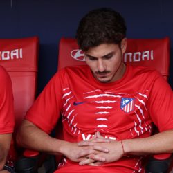 Julián Álvarez en el banquillo.