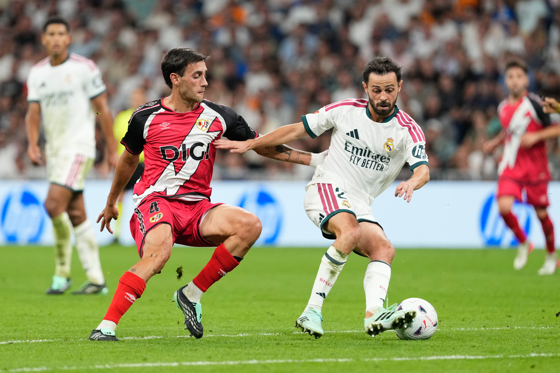 El centrocampista portugués del Real Madrid Bernardo Silva (d) lucha con Pedro Díaz, del Rayo, en el encuentro correspondiente a la jornada 5 de LaLiga entre Real Madrid y Rayo Vallecano, en el estadio Santiago Bernabéu, en Madrid. EFE/ Borja Sánchez-Trillo