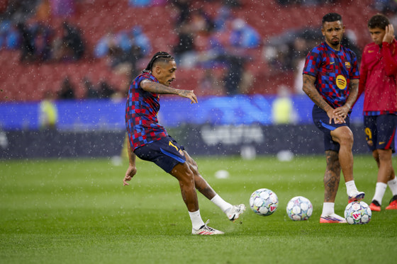 El jugador del Barcelona Raphinha, calienta antes del partido de Liga de Campeones entre el Barcelona y el Feyenoord, este miércoles en el Spotify Camp Nou en Barcelona.-EFE/ Alberto Estévez