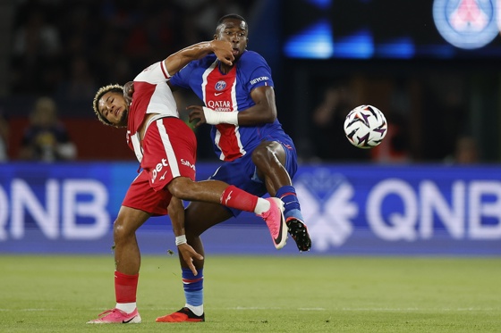 Willian Pacho, ante Paris Brunner, durante el PSG-Mónaco de este viernes. EFE/EPA/YOAN VALAT