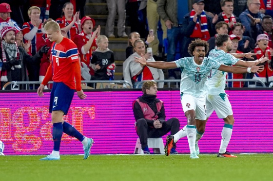 El jugador de Portugal Renato Veiga durante el partido de la UEFA Nations League que han jugado Noruega y Portugal en OsloEFE/EPA/LISE ASERUD