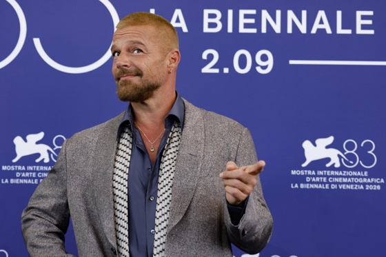 El cantautor puertorriqueño Ricky Martin posa durante una sesión fotográfica para la película 'Hombre al agua' en la 83ª edición del Festival Internacional de Cine de Venecia, en Venecia (Italia), el 6 de septiembre de 2026. EFE/FABIO FRUSTACI
