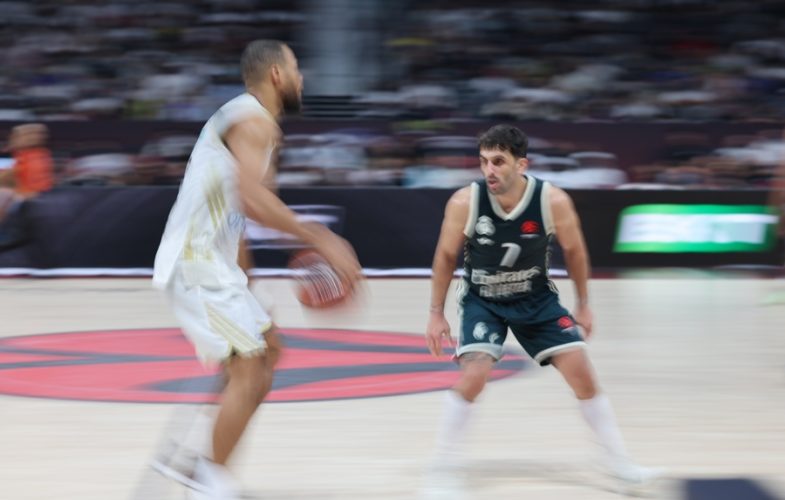 El jugador del Real Madrid Facundo Campazzo (D) y el del Dubai Basketball Elie Okobo durante la segunda semifinal de la Supercopa de la Euroliga en ABu Dabi. EFE/EPA/ALI HAIDER