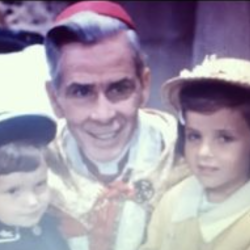 Católicos de NJ celebran la santidad de Fulton Sheen.