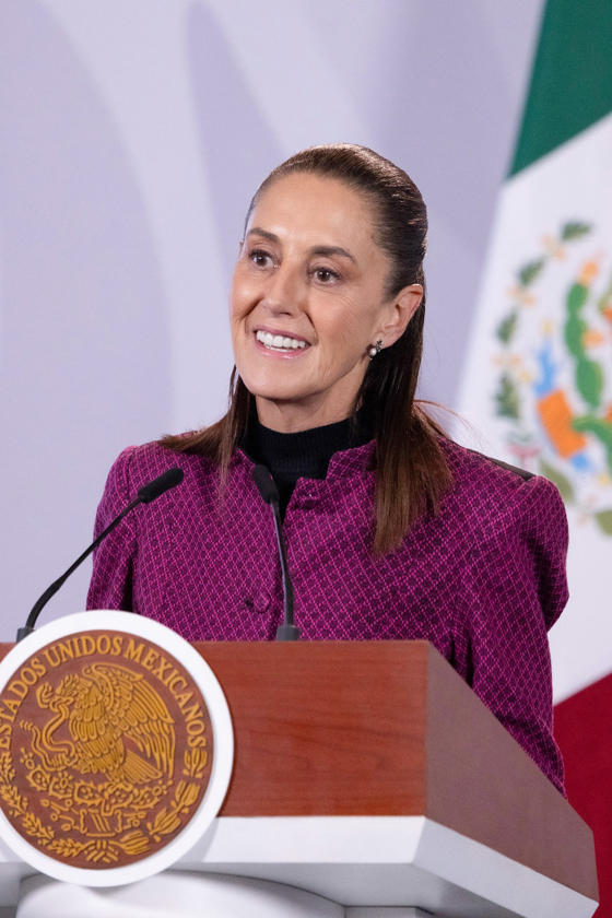 Fotografía cedida por la presidencia de México de su mandataria, Claudia Sheinbaum, hablando durante una rueda de prensa este jueves, en el Palacio Nacional de Ciudad de México (México). EFE/ Presidencia de México