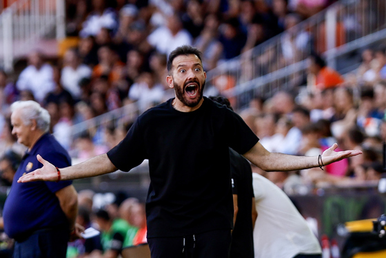 El entrenador del Valencia Carlos Corberán, durante el partido de la jornada 4 de LaLiga entre Valencia y Barcelona, este domingo en el estadio de Mestalla.EFE/ Biel Aliño