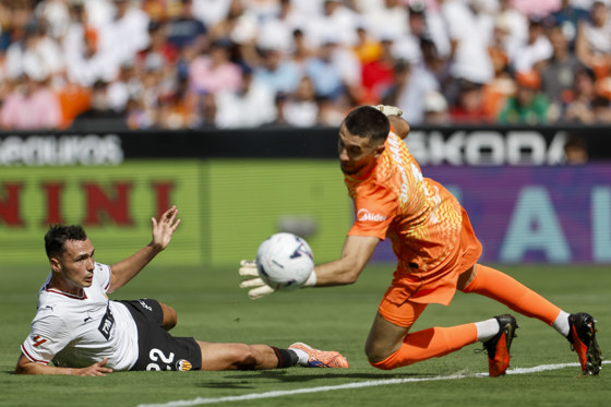 -El jugador del Valencia Arnau Martínez y el portero del Barcelona Joan García, durante el partido de la jornada 4 de LaLiga entre Valencia y Barcelona, este domingo en el estadio de Mestalla.EFE/ Kai Forsterling