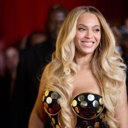 Beyoncé canta con Maluma en español.
