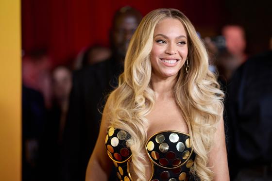 Beyoncé canta con Maluma en español. Beyoncé canta con Maluma en español.