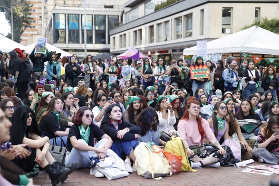 Mujeres participan en una manifestación durante el Día de Acción Global por la Despenalización y Legalización del Derecho al Aborto, como respuesta a la avanzada de iniciativas respaldadas por el nuevo Gobierno que buscan limitar el acceso a los derechos sexuales y reproductivos, este lunes en Bogotá (Colombia). EFE/ Adriana Lancheros