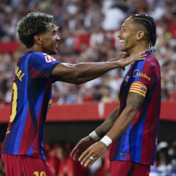 1-3. Un triplete de Raphinha, con dos asistencias de Lamine, arrasa al Sevilla