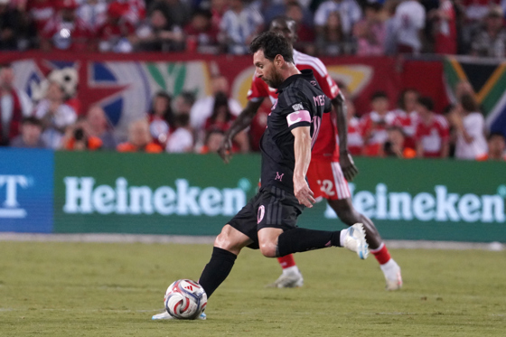 Lionel Messi (c), de Inter Miami, controla el balón este miércoles en un partido de la MLS entre Chicago Fire e Inter Miami en el Soldier Field de Chicago (EE.UU.). EFE/ Kenneth Fernández