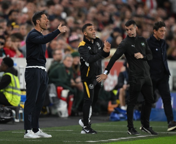 El entrenador del Chelsea Xabi Alonso gesticula durante el partido contra el Brentfod. EFE/EPA/DANIEL HAMBURY