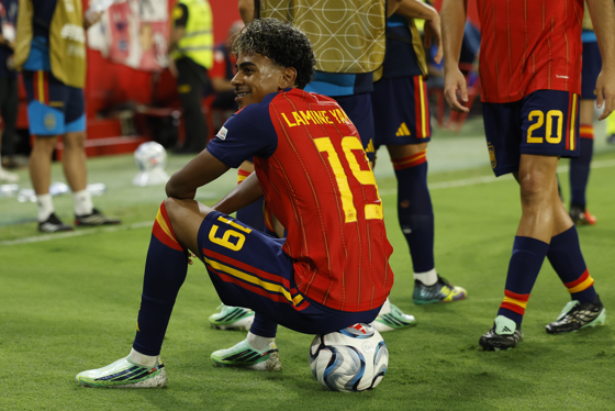 El delantero de la selección española Lamine Yamal celebra tras marcar el 3-1, durante el partido de la segunda jornada de la Liga de Naciones que España y Croacia disputaron en el estadio Ramón Sánchez-Pizjuán, en Sevilla. EFE/Julio Muñoz