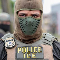 Agentes de ICE siguen enmascarados.
