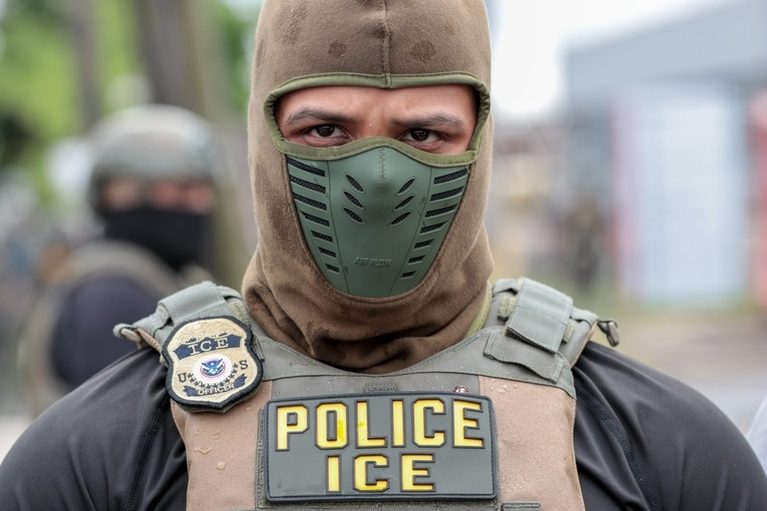 Agentes de ICE siguen enmascarados.