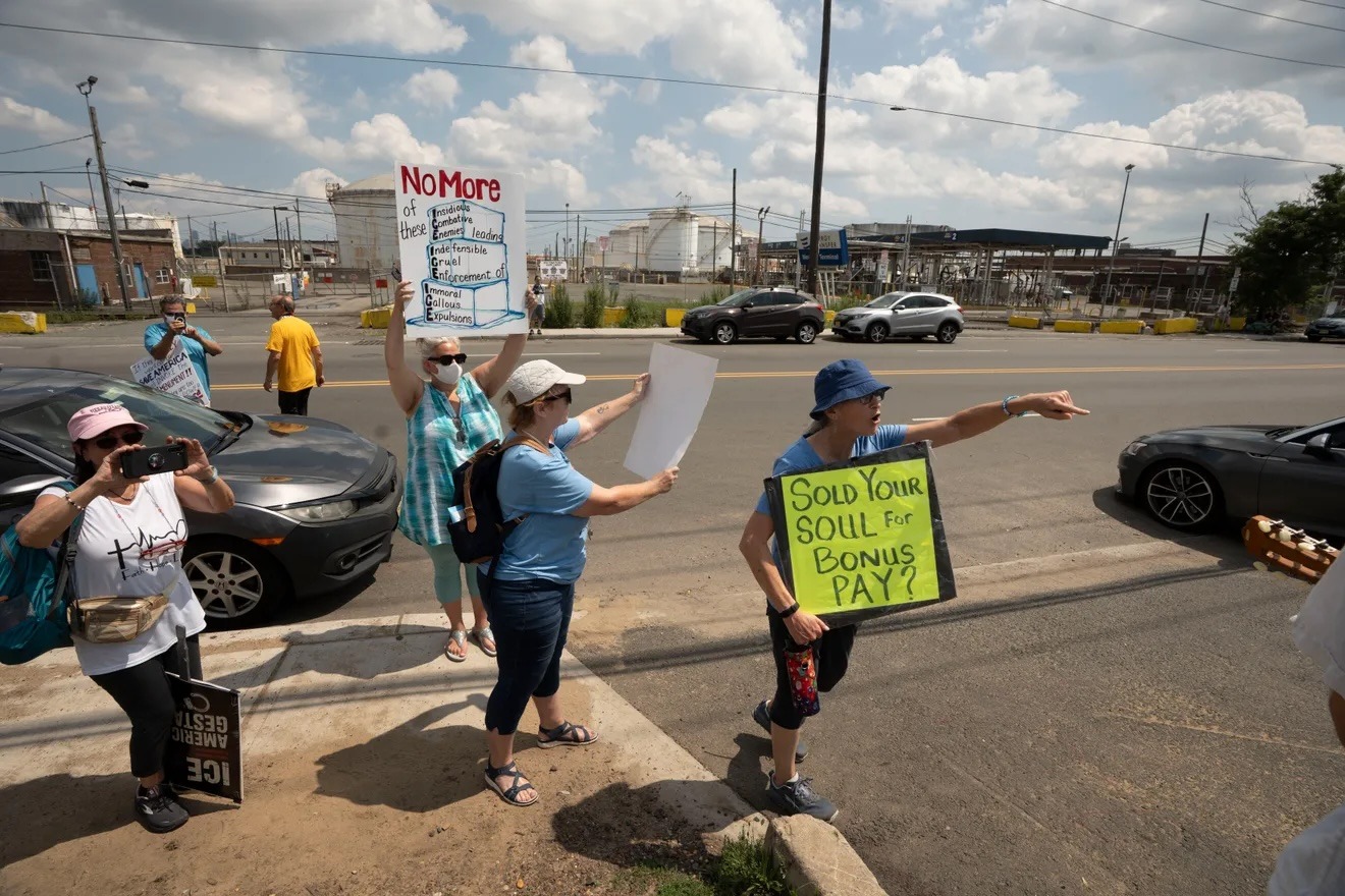 8 de agosto de 2026; Newark, NJ, EE. UU.; Manifestantes frente a Delaney Hall tras el reciente fallecimiento de Edwin Jovanny López Cornejo. López Cornejo falleció bajo custodia de ICE en Delaney Hall. Michael Karas / NorthJersey.com