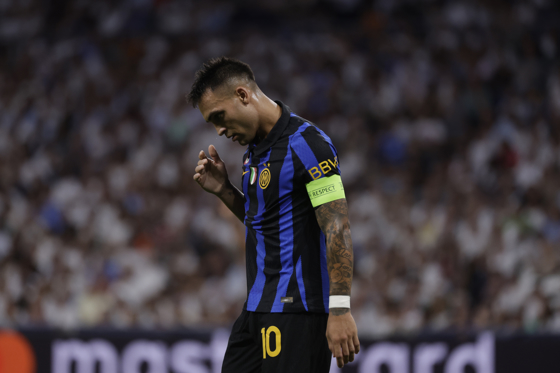El delantero argentino del Inter de Milán, Lautaro Martínez, durante el encuentro correspondiente a la Liga de Campeones contra el Real Madrid este martes en el estadio Santiago Bernabéu, en Madrid. EFE/Juanjo Martín.