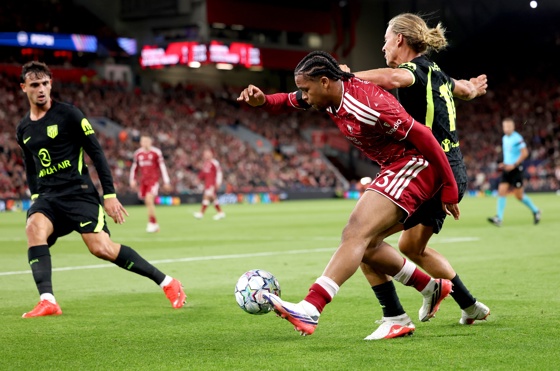 El jugador del Liverpool Rio Ngumoha en acción ante Marcos Llorente (d), del Atletico, duriante el primer partido de la fase liga de la UEFA Champions League que han jugado Liverpool y Atletico Madrid, en Liverpool, Reino Unido. EFE/EPA/ADAM VAUGHAN