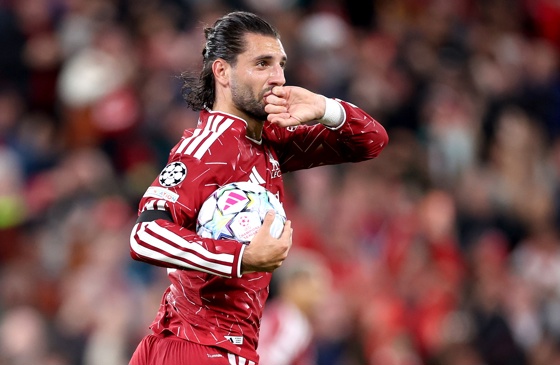 Dominik Szoboszlai logra el 1--1 durante el primer partido de la fase liga de la UEFA Champions League que han jugado Liverpool y Atletico Madrid, en Liverpool, Reino Unido. EFE/EPA/ADAM VAUGHAN