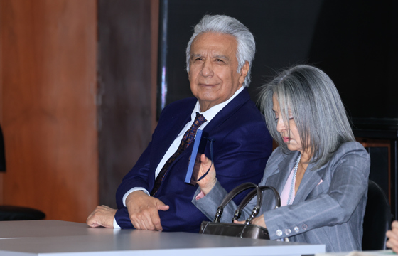 El expresidente de Ecuador Lenín Moreno asiste a una audiencia junto a su esposa Rocío González este lunes, para solicitar la suspensión de la condena de cinco años de prisión que recibió por sobornos de la empresa estatal china Sinohydro durante la construcción de la mayor central hidroeléctrica del país, en la Corte Nacional de Justicia en Quito (Ecuador). EFE/ José Jácome