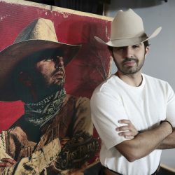 El cantante Joss Favela vuelve a sus raíces en el campo mexicano para seguir componiendo