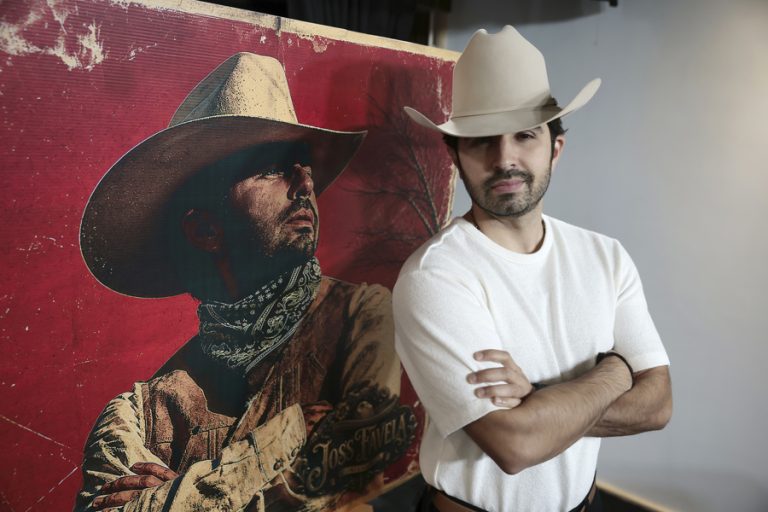 El cantante Joss Favela vuelve a sus raíces en el campo mexicano para seguir componiendo El cantante Joss Favela vuelve a sus raíces en el campo mexicano para seguir componiendo