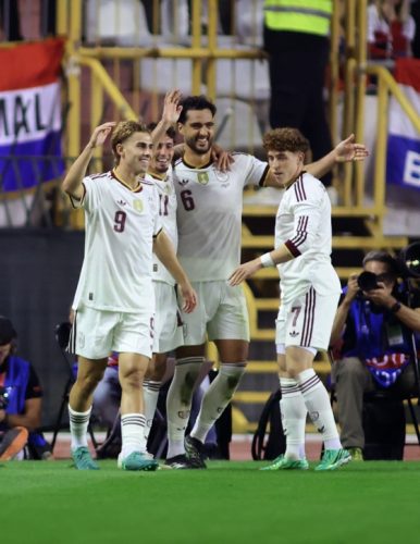 Los juagdores de España celebran uno de los goles de Mikel Merino duante el partido de la UEFA Nations League que han jugado Croacia y España en Split, Croacia EFE/EPA/MAJA PRGOMET