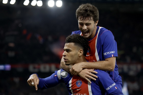 Desire Doue y Joao Neves, ambos del PSG, durante el partido de la fase liga de la UEFA Champions que han jugado Paris Saint-Germain FC y FC Barcelona, en Paris, Francia. EFE/EPA/YOAN VALAT