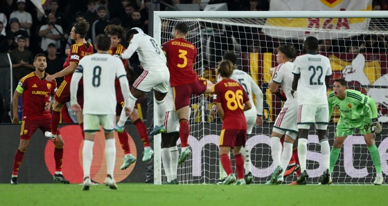 El jugador del Real Madrid Endrick (C) su gol durante el partido de la fase liga de la UEFA Champions League que han jugado AS Roma y Real Madrid en el Olímpico de Roma,Italia. EFE/EPA/ETTORE FERRARI