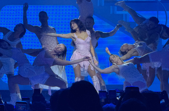 La cantante española Aitana (c) fue captada este 16 de octubre, durante el inicio de su gira por Latinoamérica, en el coliseo Movistar Arena de Bogotá (Colombia). EFE/Paula Cabaleiro