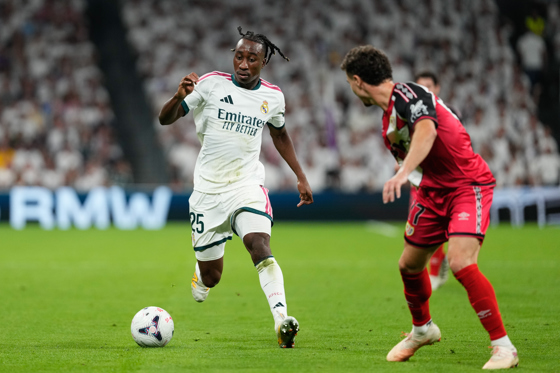 Fotografía del pasado 12 de septiembre, en la que puede verse al extremo marfileño del Real Madrid Yan Diomande (i), durante un partido. EFE/ Borja Sánchez-Trillo
