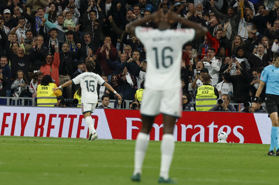 El centrocampista turco del Real Madrid Arda Guler (i) celebra su gol durante el partido de la jornada 9 de LaLiga entre el Real Madrid y el Sevilla FC, este domingo en el estadio Santiago Bernabéu. EFE/J.J.Guillén