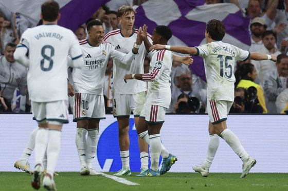 El delantero francés del Real Madrid Kylian Mbappé (2i) celebra su segundo gol durante el partido de la jornada 9 de LaLiga entre el Real Madrid y el Sevilla FC, este domingo en el estadio Santiago Bernabéu. EFE/Javier Lizón