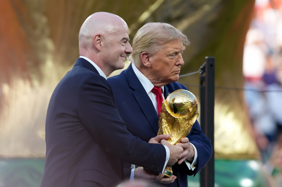 El presidente de la FIFA, Gianni Infantino (i) y el presidente de Estados Unidos, Donald Trump (c), en una imagen de archivo durante la entrega del trofeo del campeón del Mundial de fútbol a España, en el estadio MetLife en Nueva Jersey (Estados Unidos). EFE/ Angel Colmenares