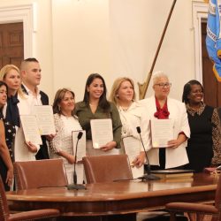 Elizabeth reconoce labor comunitaria.