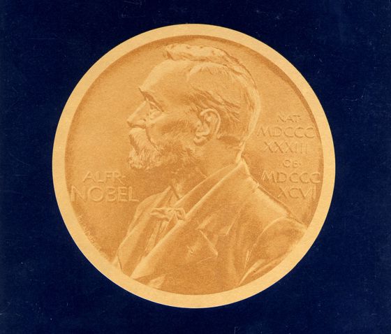 Imagen de archivo de la medalla que se entrega a los premiados con el Nobel. EFE
