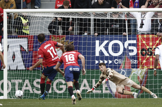 El delantero del Osasuna, Ante Budimir (i) marca de penalti su tanto ante el Racing de Santader durante el partido correspodiente a la Primera División de LaLiga este domingo en El Sadar. EFE/Jesús Diges