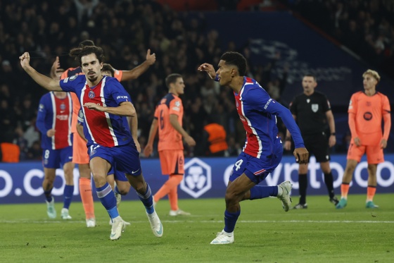 El juagdor del PSG Vitinha (I) celebra el 3-2 durante el partido de la fase liga de la UEFA Champions que han jugado Paris Saint-Germain FC y FC Barcelona, en Paris, Francia. EFE/EPA/MOHAMMED BADRA