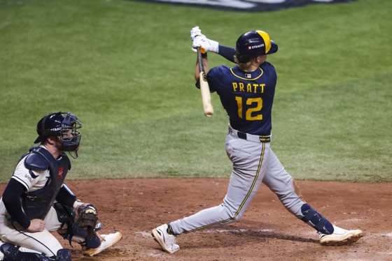 El shortstop de los Cerveceros, Cooper Pratt, puso a ganar a su equipo con un jonrón en el decimosegundo inning ante los Rays, que después remontaron en esa misma entrada en el cuarto juego de la Serie Mundial. EFE/EPA/GARY BOGDON